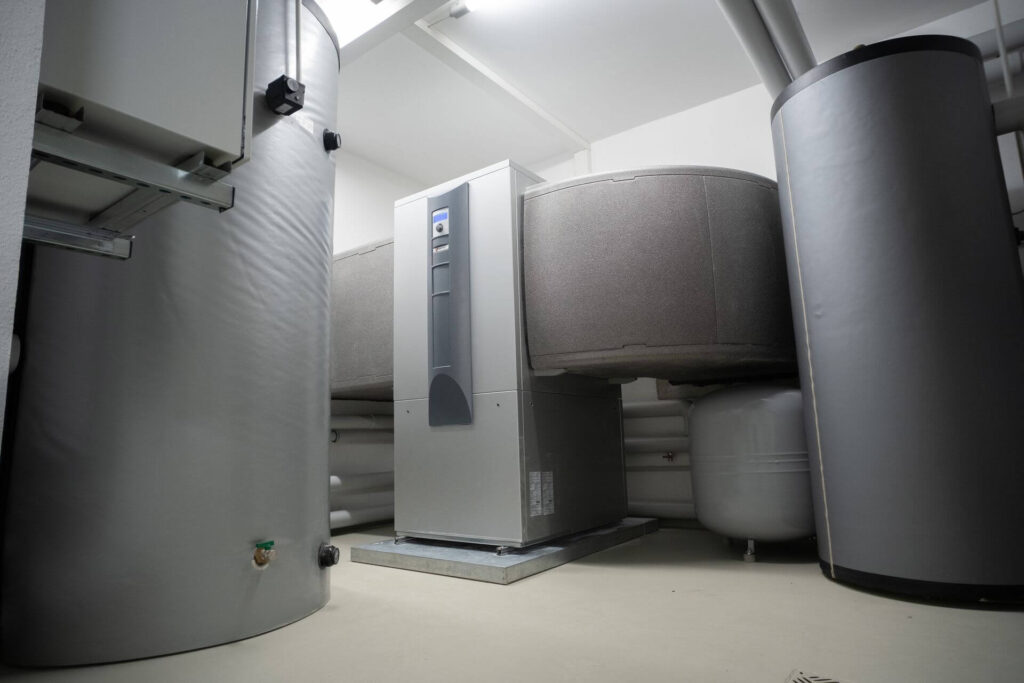 Energy-efficient Enrad heating system with a compact heat pump using natural refrigerant R290